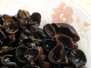 Estratto di fungo nero in polvere con polisaccaridi 10% solubile in acqua per regolare lo zucchero nel sangue e alimenti funzionali ipolipidemici